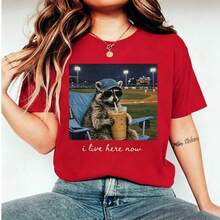 Funny Baseball Tee With Raccoon Design, Here Now Tee, Here Now Tee, Baseball Lover Tee, Funny Baseball Field Graphic Tee, Baseball Fan Gift, Game Day Tee, 4th Of July Apparel For Women, World Cup Game Day Tee, Soft And Lightweight Tee, Easy To Match With All Outfits. Women's 100% Cotton Graphic Tee, Y2K Style, Crew Neck, Loose Fit. - 紅色 - 查看 1