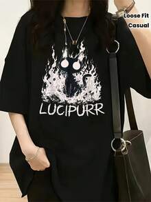 Ropa de primavera-verano para mujer a la moda, una camiseta con un estampado de un gato negro de ojos redondos, rodeado por un patrón de llamas blancas, con la palabra "LUCIPURR" en fuente áspera (una juguetería de la imagen sombra de "" y el característico sonido de "ronroneo" de un gato);el contraste entre el negro y el blanco crea un efecto caprichoso y travieso, combinando gatos adorables con llamas oscuras para crear una camiseta inspirada en la fantasía. - Negro - Ver 6