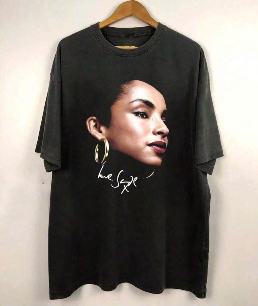 Camiseta Negra Suave para Fans de Pop, Adultos y Niños, Ropa Casual para el Día a Día en EE. UU., Atuendo para el Día de la Madre, Ropa para Festivales, Ropa para Conciertos de Country, Ropa de Vacaciones para Mujer, Tops para Mujer, 4 de Julio, Ropa para Niños de 12 a 14 Años, Regalos de Agradecimiento para Maestros, Regalo para el Día de la Madre, Conjunto a Juego para Madre e Hija, Conjunto a Juego para Mamá e Hija, Camiseta de Algodón con Estampado Gráfico Vintage de Sade Adu, Camiseta Unisex de Sade Adu, Camiseta para Fanáticos del Pop, Regalo para Ella, Camiseta de la Gira de Sade, Material Ligero y Suave, Perfecta para Uso Prolongado, Ideal para Compras, Reuniones con Amigos, Vacaciones y Todo Tipo de Eventos Casuales Relajados, Regalos Personalizados, Regalo para el D - Negro - Ver 1