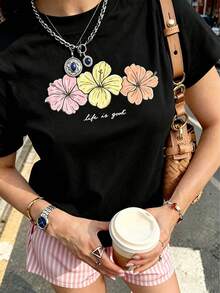 Tropical Hibiscus Flowers Graphic Tee, Boho Floral Print T-Shirt, Summer Beach Aesthetic Short Sleeve, Trendy Vacation Casual Top - Negro - Ver 1