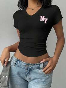 Camiseta de cuello en V con pliegues, estilo minimalista casual, con estampado del logo de Nueva York NY, adecuada para el verano, la vuelta al colegio, el estilo universitario y el estilo "old money" para la fiesta de bienvenida - Negro - Ver 5