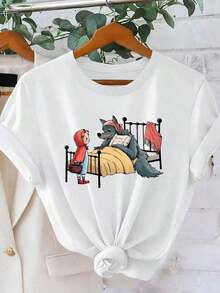 A Women's Short-Sleeved T-Shirt, 100% Cotton, Featuring A Little Red Riding Hood And A Wolf Print. A Fun And Whimsical Style For Spring/Summer 2026. This Casual, Cool, Loose-Fitting Top Is Flattering And Features A Classic Fairytale Theme In A Modern And Versatile Design. Women's Clothing At A Special Price. - 白色 - 查看 1