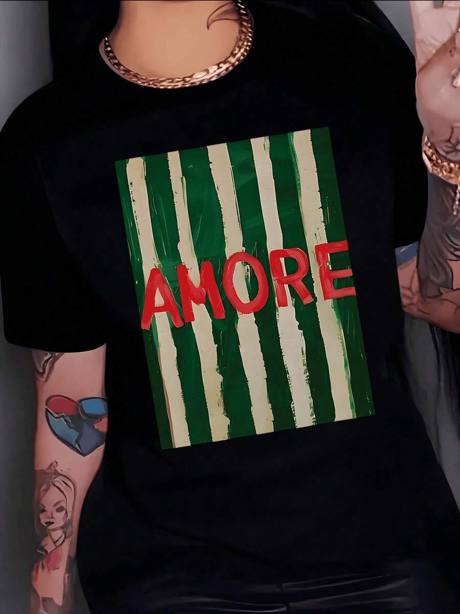 Franjas verdes que simbolizan equilibrio y esperanza con la palabra AMORE en rojo expresando pasión y energía positiva camiseta de mujer moderna casual cómoda para uso diario - Negro - Ver 1