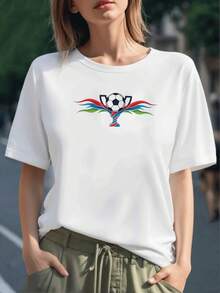 Balón de fútbol que surge como símbolo de pasión y energía rodeado de cintas rojas y azules formando una copa representando fuerza y unión camiseta para mujer 100% algodón de gran confort y calidad - Negro - Ver 6