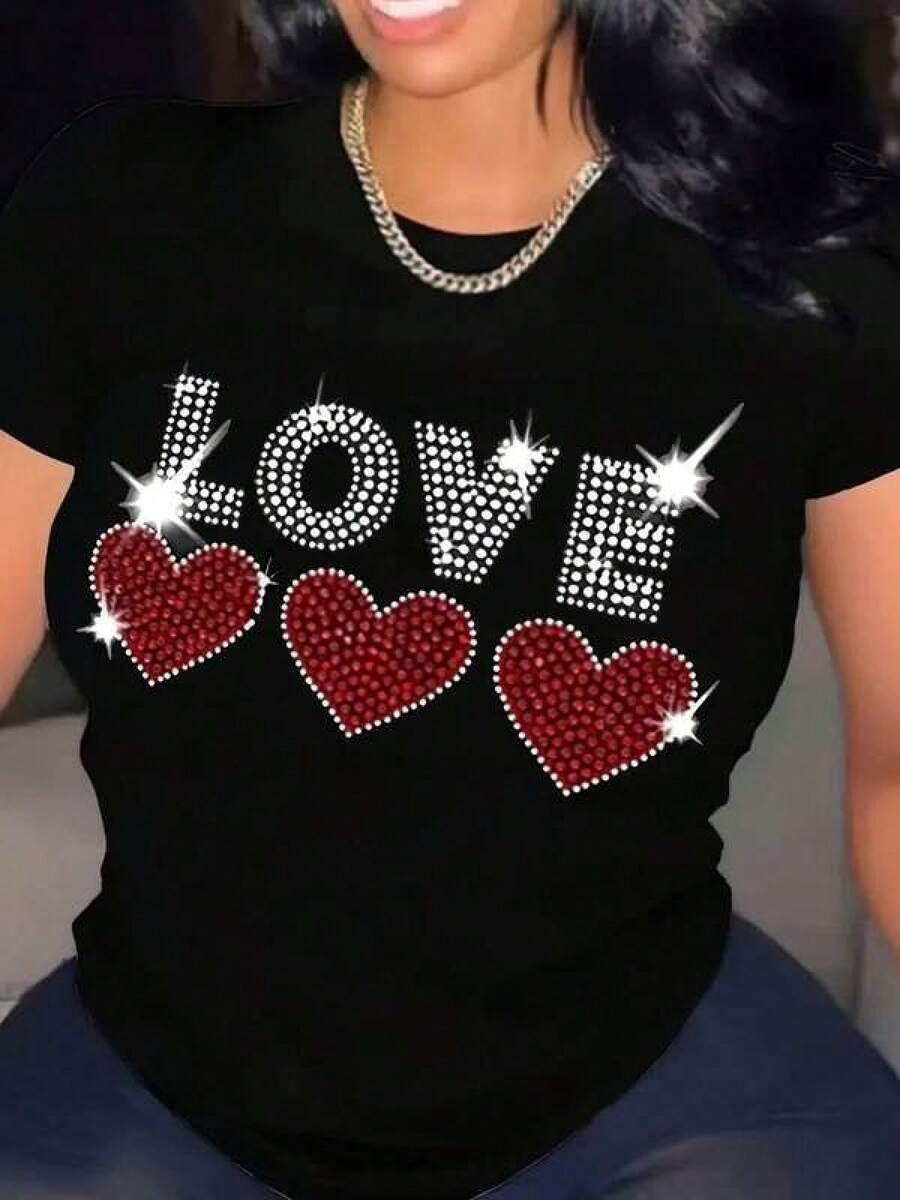 New 2026 1pc Camiseta de manga corta casual para mujer con estampado de corazón rojo, tejido de poliéster con cuello redondo, camiseta de moda de longitud regular Mujer casual diseño con pedrería corazones y texto LOVE ajuste regular cuello redondo manga corta primavera verano calle camiseta - Negro - Ver 1