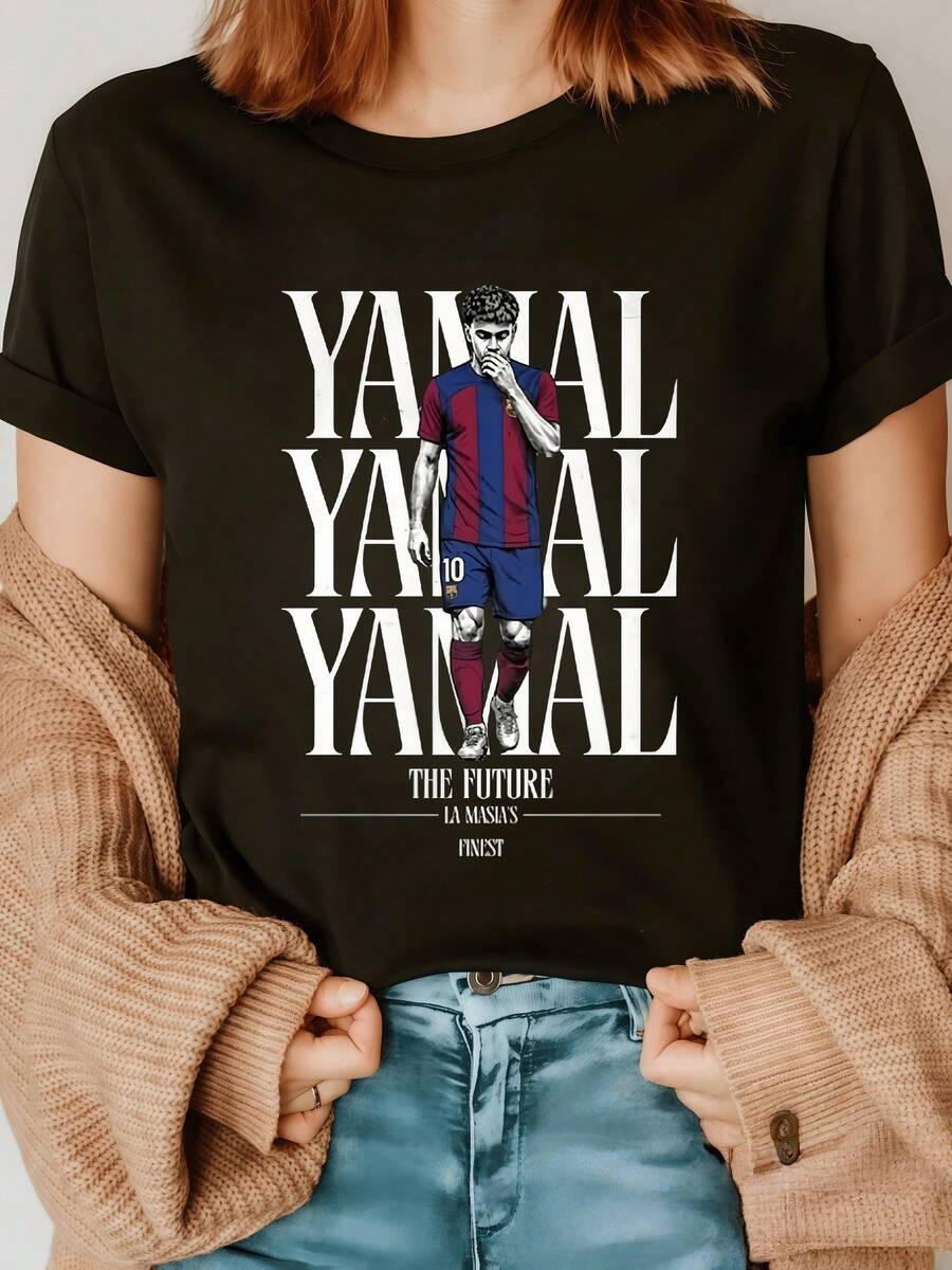 Image Of A Player In A Blue And Red Uniform Symbolizing Passion And Strength In Sports, Conveying Energy And The Future With Large Lettering Around A Modern, Casual, Comfortable Women's T-Shirt For Everyday Wear - 黑色 - 查看 1