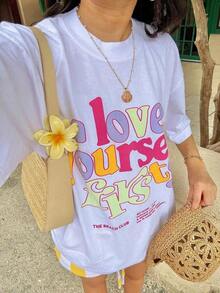Limited Edition: Women's Oversized Retro Love Yourself First Graphic T-Shirt, Beach Club Style, Casual Short Sleeve Crew Neck Summer T-Shirt Y2K, Relaxing Top For Coastal Holidays, Urban Wear, Breathable And Comfortable For Daily Wear At The Beach, Brunch, Pool Day, Gift For Self-Love And Summer Style Lovers, Lightweight Cotton. - 白色的 - 查看 8