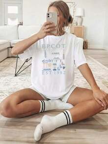 Estilo casual de primavera/verano para mujer con cuello redondo y mangas cortas, con un diseño de patchwork de edificios de dibujos animados inspirado en EPCOT, adecuado para un uso cómodo en todas las estaciones. - Blanco - Ver 1