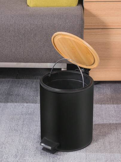 1 thùng rác kim loại màu đen cao cấp, dung tích nhỏ, có nắp tre và bàn đạp chân, thích hợp cho phòng khách, văn phòng, phòng tắm, nhà bếp.
