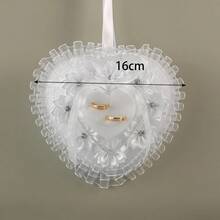 Gối đựng nhẫn hình trái tim màu trắng - Gối đựng nhẫn cưới bằng satin và ren với họa tiết đính đá lấp lánh cho lễ cưới. - Xem 7