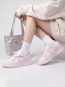 Nike Giày thể thao nữ cổ thấp DUNK LOW, có đệm êm ái và thoải mái, phù hợp cho cả thể thao và thường ngày. - Trắng/Hồng - Xem 4
