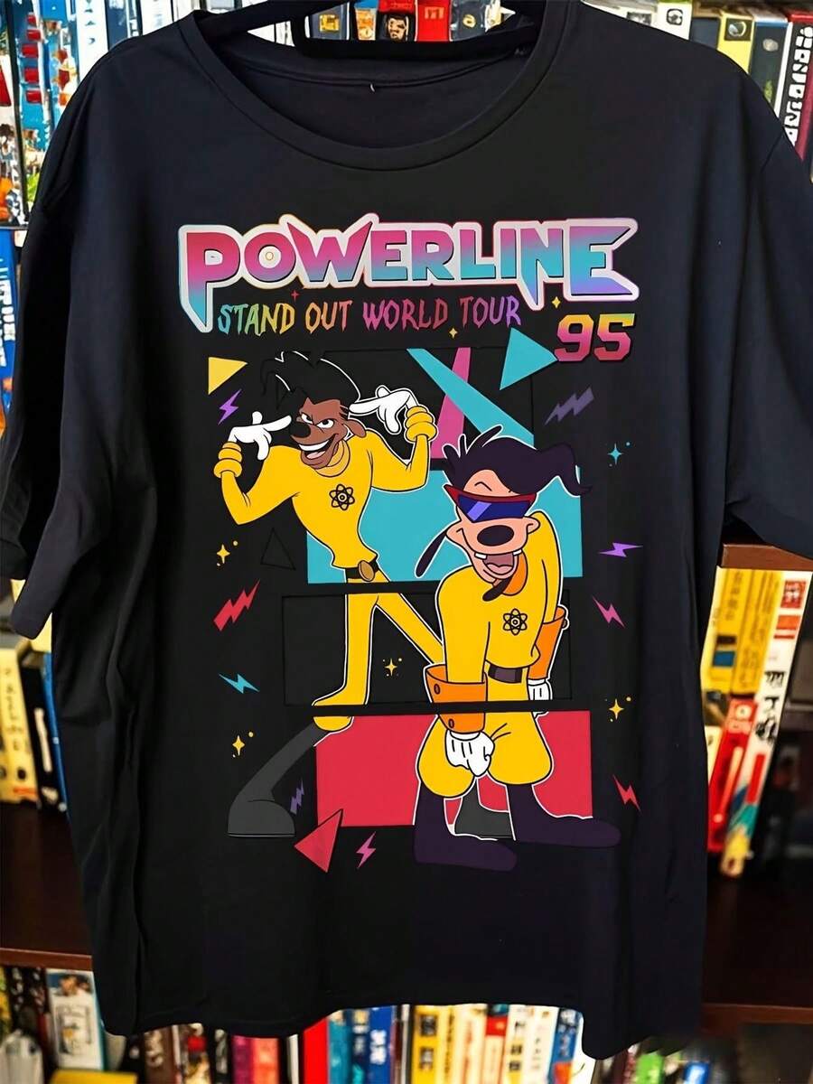 Herr T-shirt i Stora Storlekar med Ögonfångande World Tour-tryck - Färgstark retrodesign med en tecknad karaktär i gul overall och djärvt typsnitt, perfekt för musikälskare och de som söker unikt mode. Idealisk för sommarens lediga kläder, festoutfits, vardagsbruk, perfekt för semester och fritid, utmärkt för fester och familjesemester, sommarkläder i varmt väder, cirkus-T-shirt, konsert-T-shirt, streetstyle, trendigt mode. - Svart - Visa 1