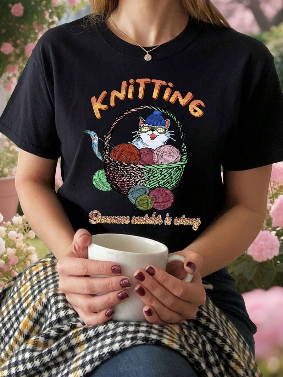 Camiseta casual de mujer de primera calidad con diseño de punto, que presenta un lindo diseño de gato y cesta de hilo - perfecta para amantes de los animales, para uso diario y como regalo. |   Impresión Divertida |   Cómoda y bien ajustada, linda camiseta ecológica. - Negro - Ver 1