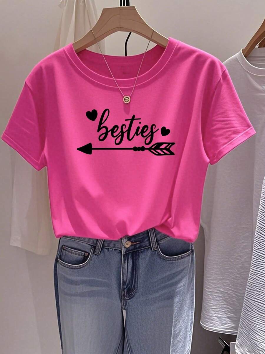 Camiseta de manga corta para mujer, corte regular - Diseño gráfico geométrico 2D con la palabra "Besties" acompañada de patrones de flechas y corazones, diseñada en estilo urbano moderno. | Diseño Juvenil | Ropa cómoda y bien ajustada JYNA - Rosa Fucsia - Ver 1
