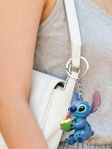 Móc khóa 2D hình Stitch Cosplay Siêu anh hùng của Disney, với hình tượng được điêu khắc đáng yêu của nhân vật biểu tượng này, được trang bị khiên của Thor và búa của Thor. Được làm từ nhựa bền với vòng chìa khóa và dây xích kim loại chắc chắn, phụ kiện vui nhộn này rất thích hợp để gắn vào chìa khóa, túi xách hoặc ba lô, thêm một chút phá cách thú vị cho những vật dụng hàng ngày. - Nhiều kiểu dáng - Xem 4