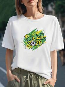 Fondo verde con pinceladas amarillas y azules que enmarcan un balón de fútbol con letras Brasil 2026 simbolizando pasión deportiva y energía nacional camiseta para mujer 100% algodón - Negro - Ver 6