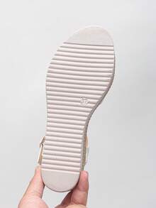 Giày sandal đế xuồng mùa hè mới, kiểu dáng thường ngày, thoải mái, màu xanh dương, mũi tròn, quai hậu, dành cho nữ. Giày sandal đế xuồng mùa hè mới, kiểu dáng cổ điển, màu trắng, trang trí dệt, kiểu dáng sang trọng, quai hậu có khóa, thời trang ngoài trời, mũi tròn, thích hợp cho kỳ nghỉ biển. - trắng - Xem 6