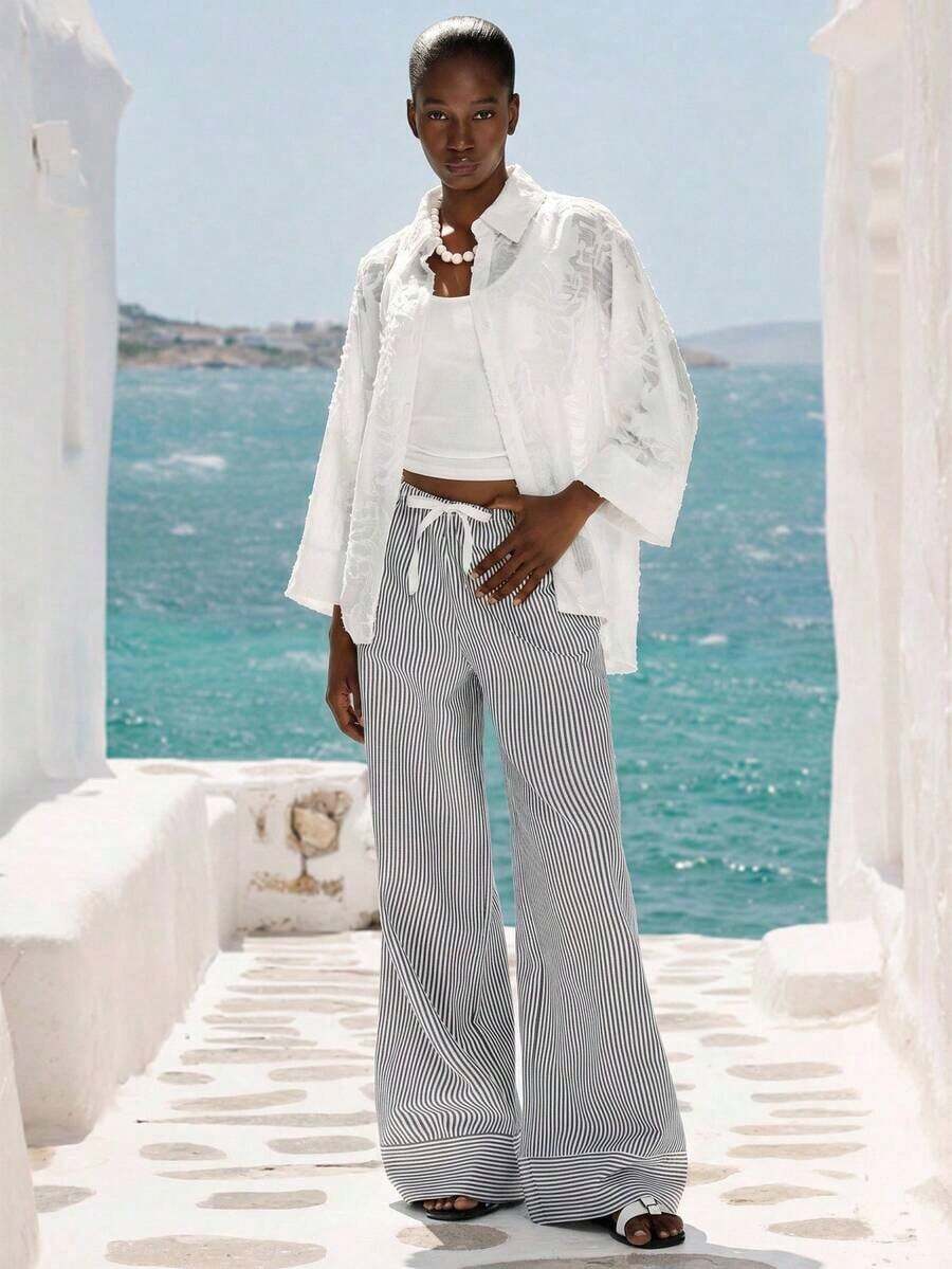 Camisa blanca transparente, tela ligera tipo seda, artesanía de bordado 3D, silueta de jacquard texturizado con flores transparentes y ligeras, diseño de solapa clásico, detalles de botones ocultos, silueta holgada de hombros caídos, estilo artístico retro, textura suave, diseño de manga ancha de 3/4, adecuado para ocasiones casuales, reuniones artísticas, exposiciones de arte y vacaciones en primavera y verano, mostrando elegancia y ligereza fluida, combinando delicada artesanía y estética translúcida. Sentido de la moda europea y americana, camisa de manga larga holgada, versátil y casual. - Multicolor - Ver 1