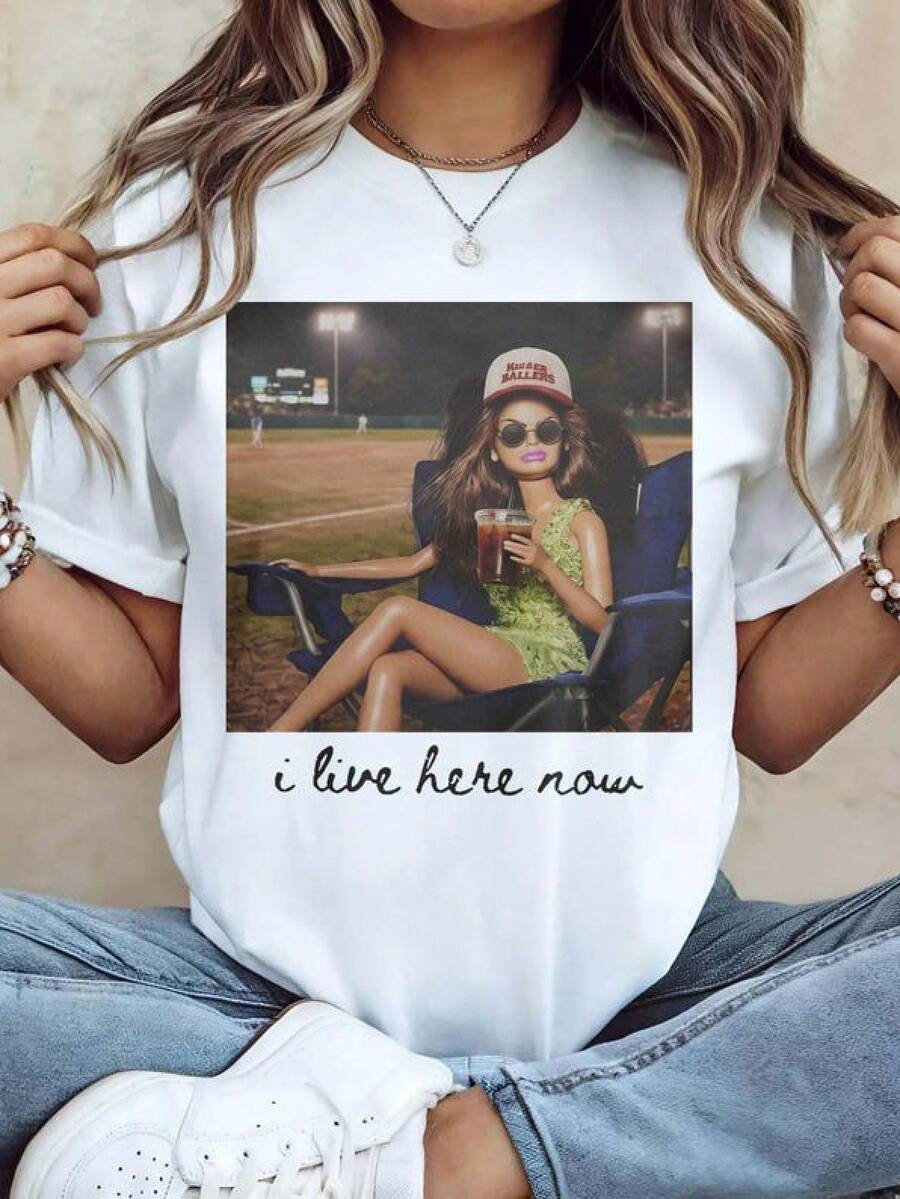 Muñeco Divertido de Béisbol, Diseño Instantáneo de Campo de Béisbol Oscuro, Béisbol en el que Vivo Ahora - Blanco - Ver 1