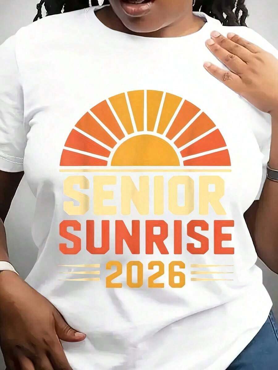 Camiseta de Graduación Retro Vintage de los 80 para Mujer - Letras y Números de la Clase de 2026, Camiseta de Manga Corta Suave con Estampado Vibrante Naranja-Amarillo, Ajuste Cómodo para Todas las Temporadas, Ideal para Fiesta de Graduación de Secundaria, Baile de Graduación, Uso Diario y Regalos Navideños - Camiseta Casual Lavable de Cuello Redondo, Ropa para Baile de Graduación, Material Duradero, Regalos Navideños, Salidas de Verano, Comodidad para Todas las Temporadas, Estilo Pullover, para Viajeros, Estudiantes, Personas Mayores, Solo para Mujeres, Camiseta para Baile de Graduación, Camisetas de Trabajo para Mujer Sin Estampado Inicial Actual - Blanco - Ver 1