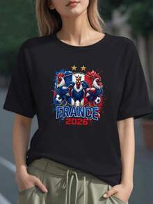 Tres gallos con corona y balón simbolizando orgullo y fuerza nacional frente a un escudo tricolor con estrellas doradas camiseta para mujer 100% algodón cómoda y moderna - Negro - Ver 1