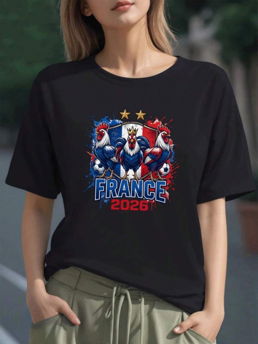 Tres gallos con corona y balón simbolizando orgullo y fuerza nacional frente a un escudo tricolor con estrellas doradas camiseta para mujer 100% algodón cómoda y moderna - Negro - Ver 1