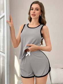 Set de 2 piezas de pijama informal de mujer con top de tirantes y pantalones cortos con ribete de contraste, conjunto de ropa de estar por casa para la temporada de vacaciones - Gris Claro - Ver 6