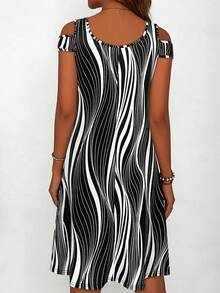 Vestido midi de verano para mujer con estampado de rayas onduladas en blanco y negro, hombros descubiertos, cuello en V, manga corta, línea A, estilo casual y fluido. - Negro - Ver 2