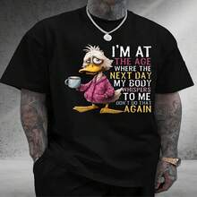 Esta elegante camiseta negra de manga corta, dise? especialmente para el Día de la Independencia y el Día del Padre, presenta un pato de dibujos animados con el pelo revuelto y una sudadera rosa con capucha. El estampado gráfico único, junto con las letras vibrantes, la hacen perfecta para una salida informal. Esta cómoda camiseta de cuello redondo es adecu tanto para hombres como para mujeres. - Negro - Ver 1