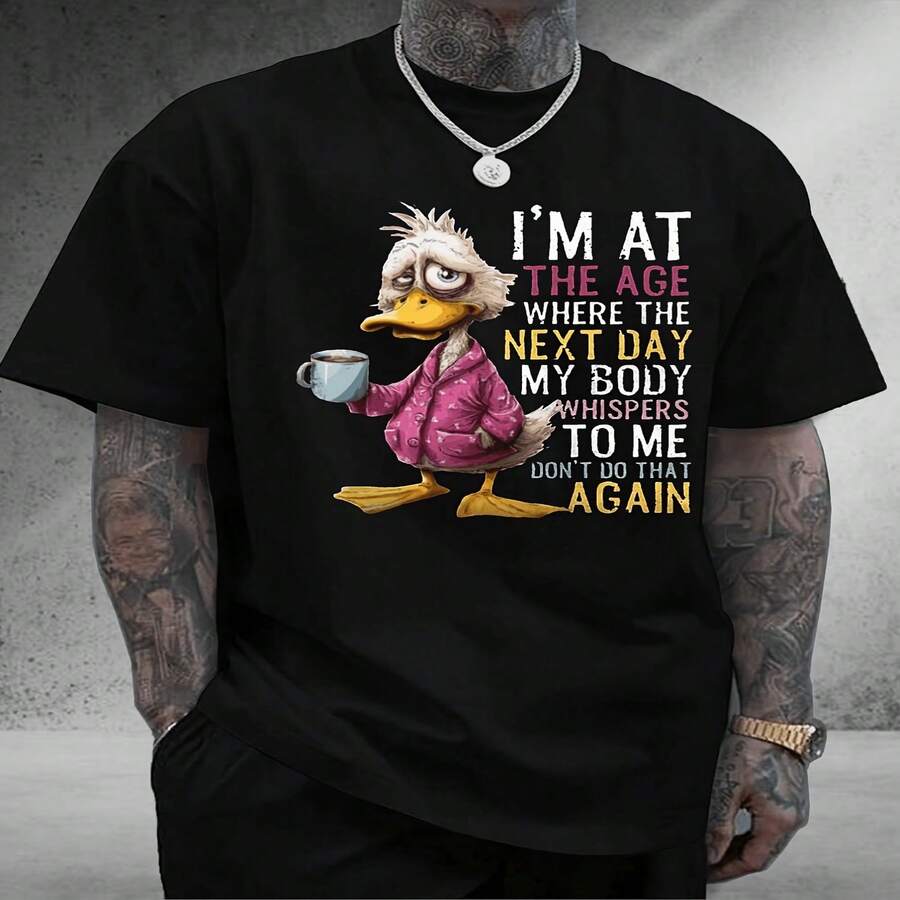 Esta elegante camiseta negra de manga corta, dise? especialmente para el Día de la Independencia y el Día del Padre, presenta un pato de dibujos animados con el pelo revuelto y una sudadera rosa con capucha. El estampado gráfico único, junto con las letras vibrantes, la hacen perfecta para una salida informal. Esta cómoda camiseta de cuello redondo es adecu tanto para hombres como para mujeres. - Negro - Ver 1