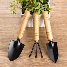 园艺工具铲，园艺种植工具，非常适合园艺土壤耕作和植物养护。三件套园艺铲，坚固耐用，易于使用，适用于种植蔬菜、花卉、肉类、盆栽植物，兼具耙子和铲子的功能，是户外园艺的必备工具。 - 升級款 - 查看 8