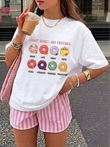 Camiseta gráfica PremiumWomen con estampado de donut y la frase "No te preocupes, Dios te provee", camiseta cristiana con estampado de donut, divertida camiseta religiosa con chiste, top casual de manga corta y corte holgado, camiseta de cuello redondo y hombros caídos de talla grande, ropa de calle cómoda y estética para uso diario, iglesia, salidas de fin de semana, vacaciones, regalo cristiano ideal para creyentes, ecológica. - Blanco - Ver 7