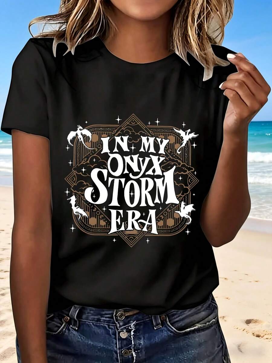 In The Ozy Storm Era Graphic T-Shirt With Fashion Design Trendy Style Casual Wear Perfect For Beach Outings And Everyday Use Ideal Gift For Friends And Family - Negro - Ver 1