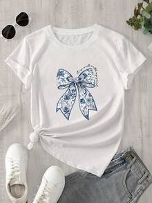 Camiseta Casual Esencial para Mujer con Estampado de Mariposas - Top casual de manga corta, diseño de lazo floral azul, camiseta de verano transpirable, lavable a máquina, corte regular, ropa transpirable. |   Patrón de mariposa |   Ropa de uso diario de algodón suave de alta calidad para el verano - Blanco - Ver 1