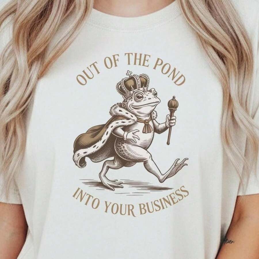 King Frog T-Shirt: From The Pond To Your Business. 220g. Essential Unisex Cotton T-Shirt, 220g Of Unique Softness. Designed To Fit Everyone, Men And Women Alike. Durable, High-Quality Fabric, Ready For Any Cut, Delicate To The Touch But Built To Last. Lightweight Tops For Women, Perfect For Autumn Outfits, Vacation Wear, And New Year's Costumes. - 白色 - 查看 1