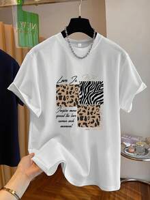 Women's Plus Size Printed Crew Neck Casual T-Shirt, Fashionable Printed T-Shirt For Women, Soft, Versatile, Hand-Printed Leopard And Zebra Monogram T-Shirt, Crew Neck Top, Casual Short Sleeve Top, Comfortable And Soft, Perfect For Spring And Summer, Plus Size Short Sleeve Top For Women, Suitable For Valentine's Day, Easter And For Football Enthusiasts (Beige/Pink/Dark Gray) - 白色 - 查看 1