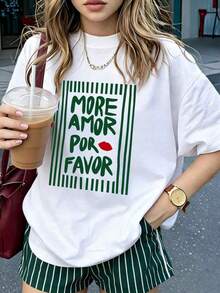 Una camiseta de verano para mujer, de corte holgado, cuello redondo y manga corta, estampada con el patrón de rayas verticales "MORE AMOR POR FAVOR", adecuada para vacaciones, trabajo, salidas, uso diario, citas, fiestas, reuniones, ropa casual de calle y otras ocasiones. 100% Algodón. - Blanco - Ver 1
