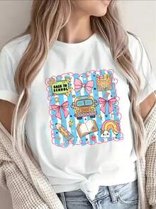 Camiseta de manga corta para mujer, con un estampado brillante en la parte trasera que muestra lazos, libros y arcoíris, sobre un fondo azul - elegante y divertida, adecuada para el uso diario. - Blanco - Ver 1