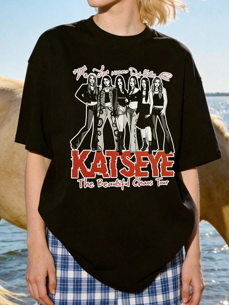 Camiseta de manga corta con cuello redondo suave y casual para mujer, estampado gráfico de grupo de chicas K-Pop, adecuada para uso diario en la calle. Blanca. - Negro - Ver 1