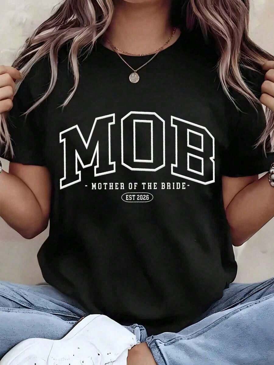 Soft, Breathable, And Lightweight For All-Day Comfort. Women's T-Shirt With A "Mother Of The Bride MOB" Graphic Print, Crew Neck, Short Sleeves, Casual Style, Ideal As A Wedding Or Bridal Shower Gift, 220g. Classic Crew Neck With A Relaxed Fit That Flatters All Body Types And Is Easy To Pair With Jeans, Shorts, And Leggings. - 黑色 - 查看 1