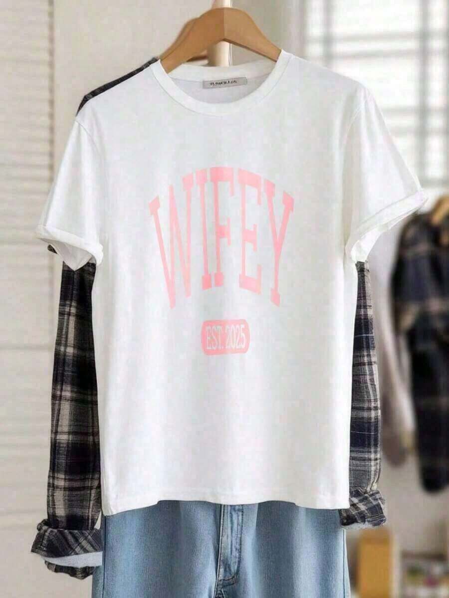 Suaves, transpirables y ligeras para comodidad durante todo el día. Camisetas de algodón con cuello redondo y estampado para mujer, camiseta de uso diario "Wifey Est" con diseño de texto en - Blanco - Ver 1
