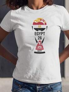 Camiseta Gráfica de Fútbol Estilo Homenaje a los Colores de la Bandera de Egipto, Diseño Animado de Trofeo de Torneo Mundial, Regalo Inspirado en el Fútbol para Aficionados, Camiseta Unisex - Negro - Ver 1