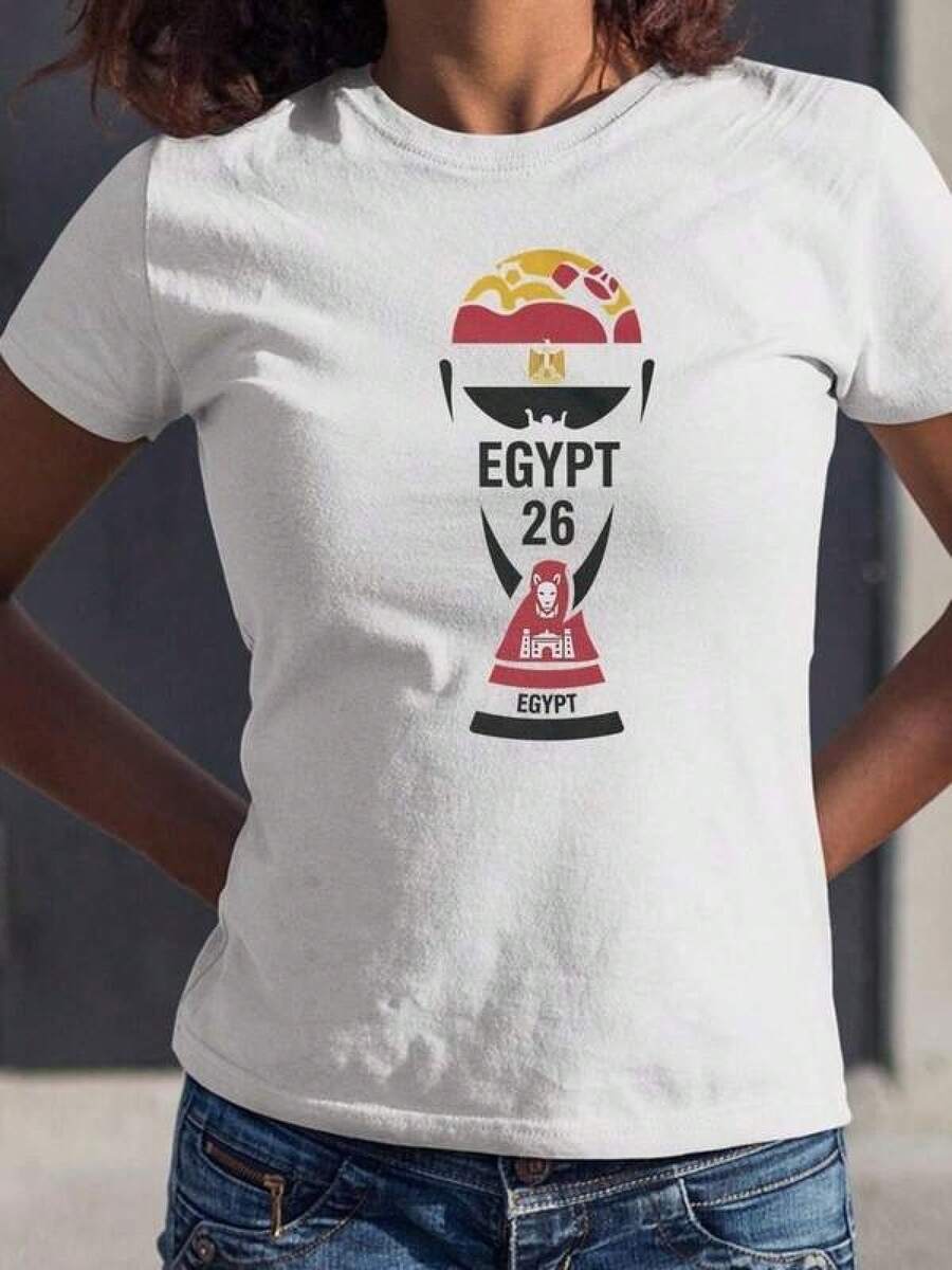 Camiseta Gráfica de Fútbol Estilo Homenaje a los Colores de la Bandera de Egipto, Diseño Animado de Trofeo de Torneo Mundial, Regalo Inspirado en el Fútbol para Aficionados, Camiseta Unisex - Negro - Ver 1