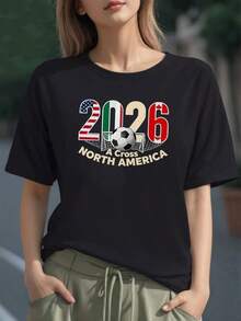 Balón con redes y número 2026 que une las banderas de Estados Unidos México y Canadá simbolizando la pasión compartida por el fútbol en Norteamérica camiseta para mujer 100% algodón - Negro - Ver 1