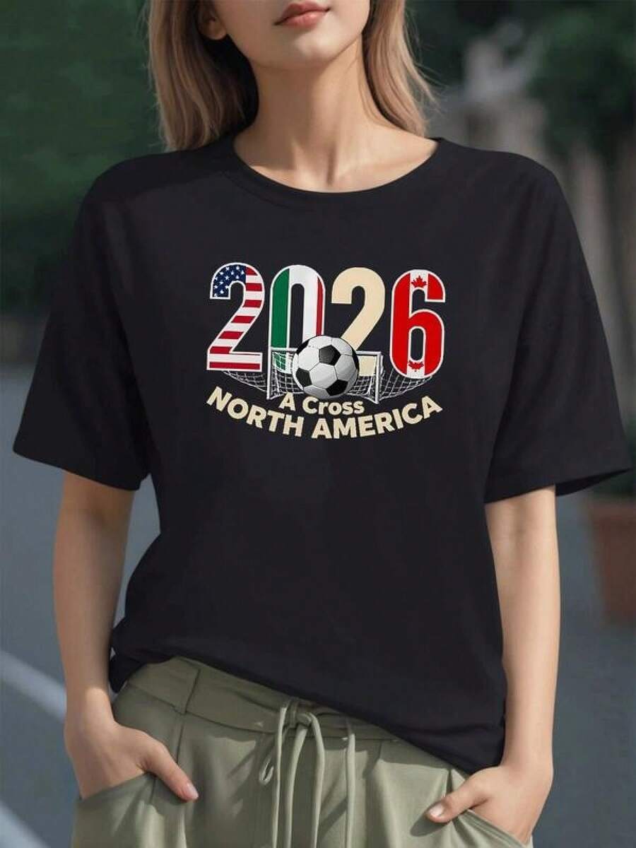 Balón con redes y número 2026 que une las banderas de Estados Unidos México y Canadá simbolizando la pasión compartida por el fútbol en Norteamérica camiseta para mujer 100% algodón - Negro - Ver 1