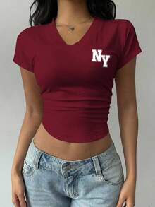 Camiseta de cuello en V con pliegues, estilo minimalista casual, con estampado del logo de Nueva York NY, adecuada para el verano, la vuelta al colegio, el estilo universitario y el estilo "old money" para la fiesta de bienvenida - Burdeos - Ver 3