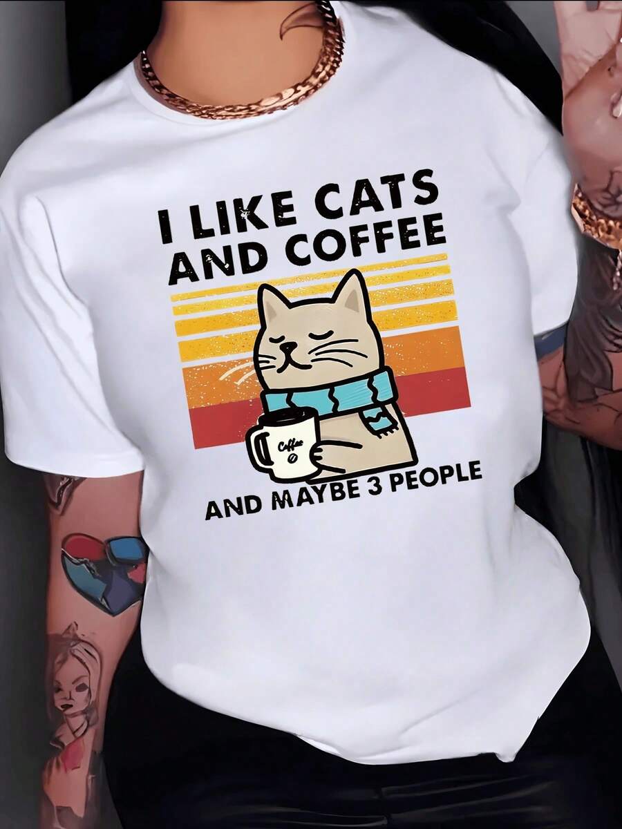 Gato relajado con bufanda azul sosteniendo una taza de café frente a un fondo de franjas cálidas que transmite calma y humor para amantes del café y los gatos camiseta de mujer casual cómoda y moderna - Blanco - Ver 1