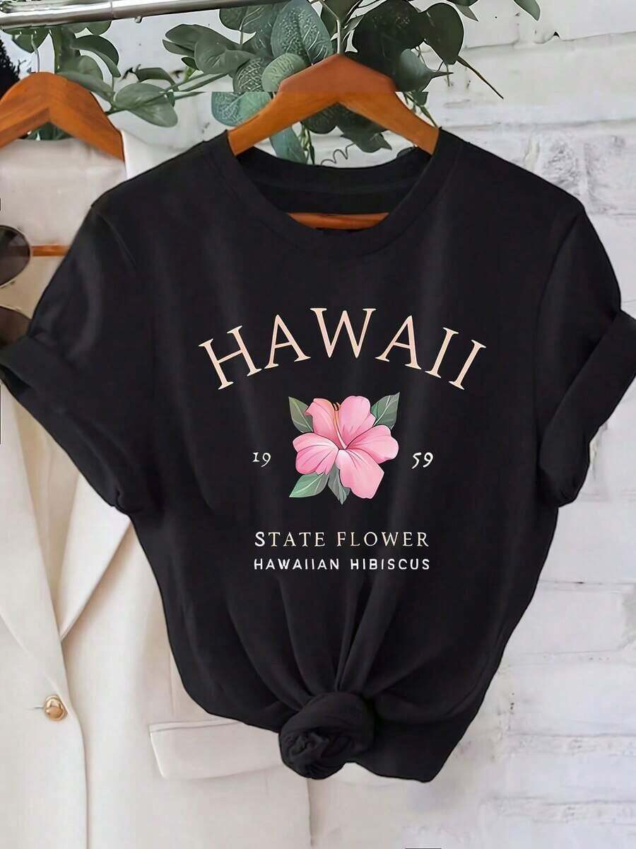 Designed For Modern, Stylish, And Comfortable Women. Women's Hawaii State Floral T-Shirt - Pink Hibiscus Embellishment And Slogan. Casual Short Sleeves, Stylish Pink And Gold Tones, Ideal For Everyday Wear In Hawaii. Made With Premium Soft And Breathable Fabric, Designed For All-Day Comfort And Versatile Everyday Wear, Perfect For Casual Outings. - 黑色 - 查看 1