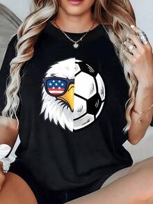 Águila majestuosa con gafas que muestran la bandera de Estados Unidos unida a un balón de fútbol simbolizando fuerza libertad y pasión deportiva camiseta de mujer casual moderna y cómoda para uso diario - Negro - Ver 1