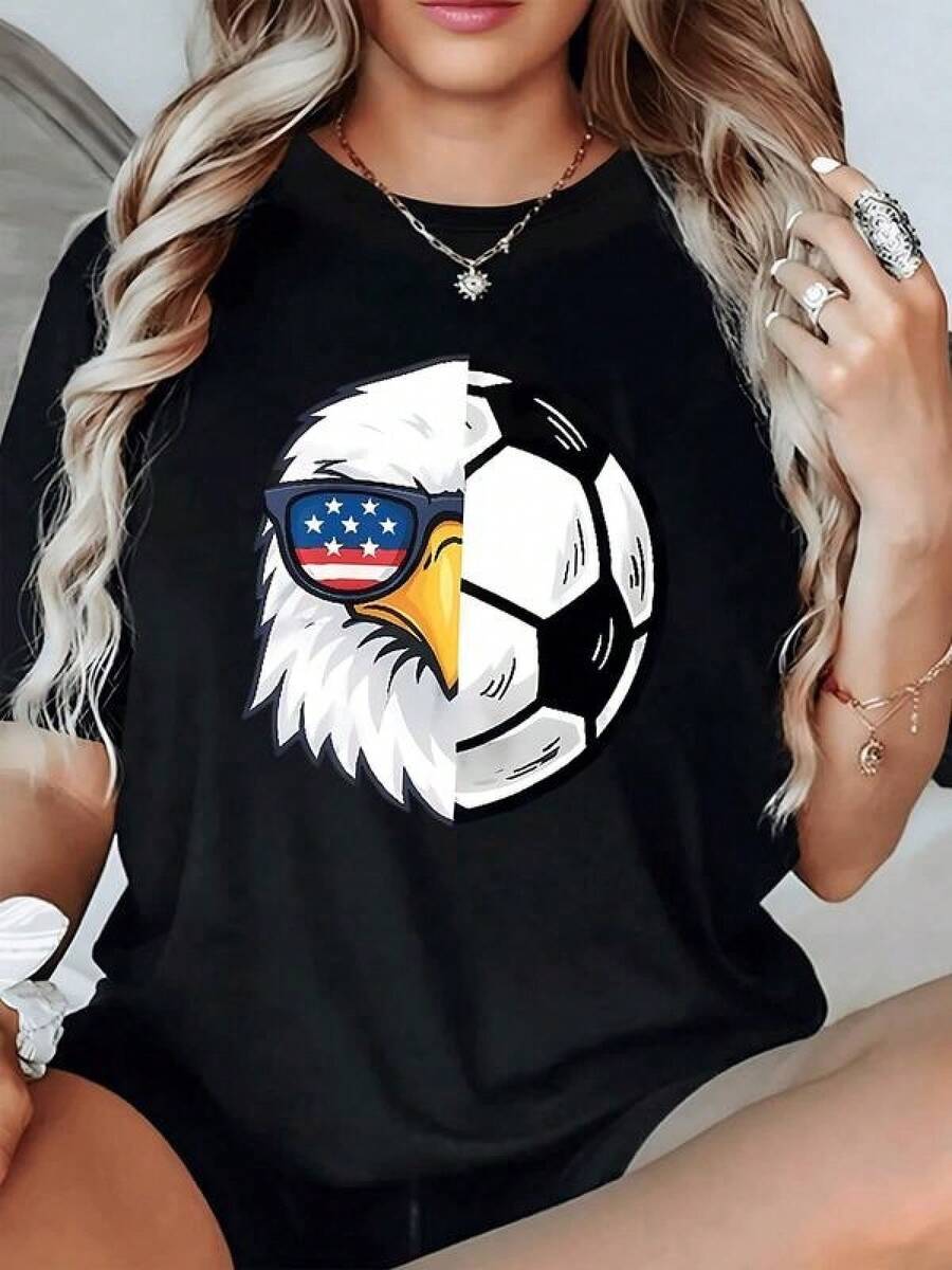 Águila majestuosa con gafas que muestran la bandera de Estados Unidos unida a un balón de fútbol simbolizando fuerza libertad y pasión deportiva camiseta de mujer casual moderna y cómoda para uso diario - Negro - Ver 1